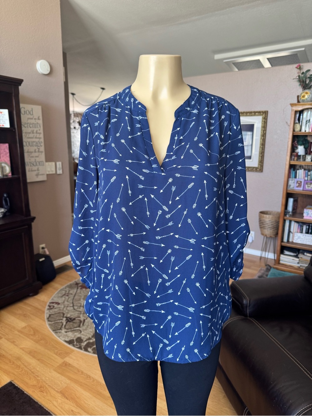 Crescent & Willough blue & white arrow print V-neck blouse-size L
